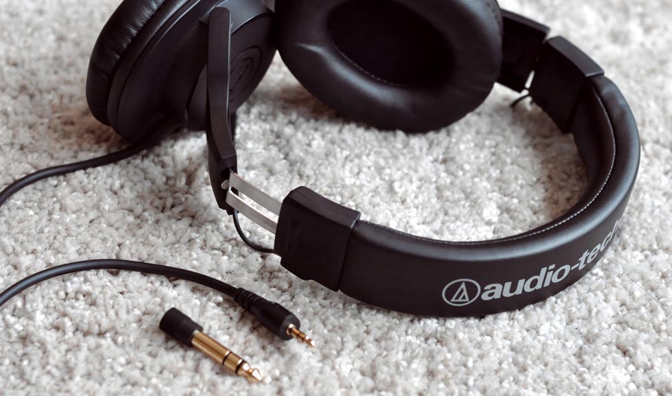 Tai nghe Audio Technica ATH-M20X kết nối qua giắc cắm 3,5mm và đầu nối 6 ly