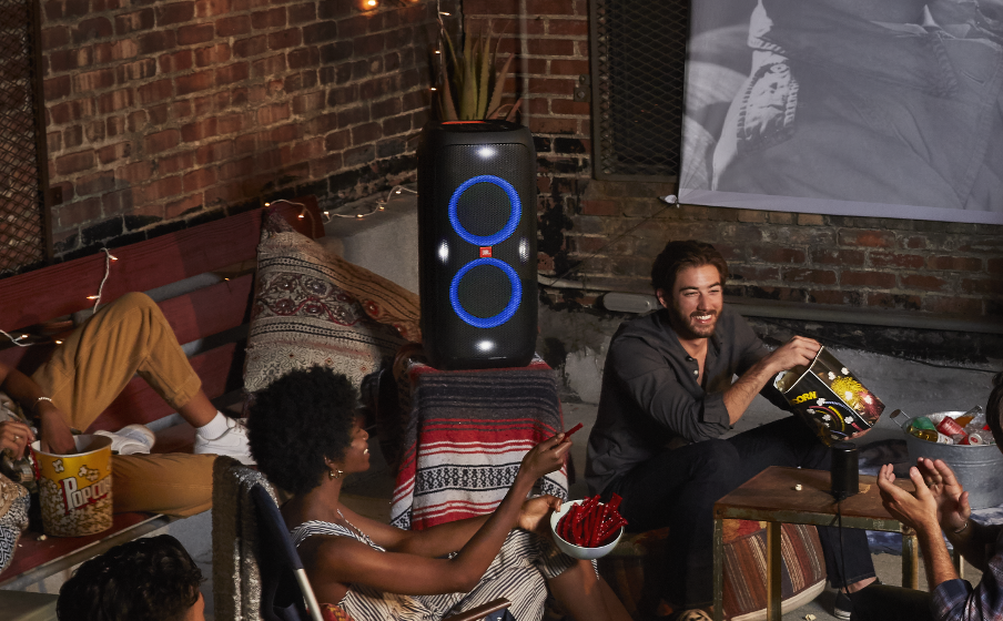 JBL PartyBox 310 được trang bị công suất 240W, với hai loa tweeter 16,51cm và hai loa trầm 6,35cm